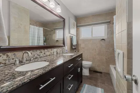 Bath - 1137 W Parkway Blvd, Appleton, WI 54914 photo 1 of 1