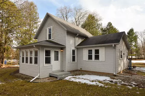 295 Blaine St, Iola, WI 54945