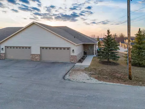 2146 Royal Crest Cir #2, Green Bay, WI 54311