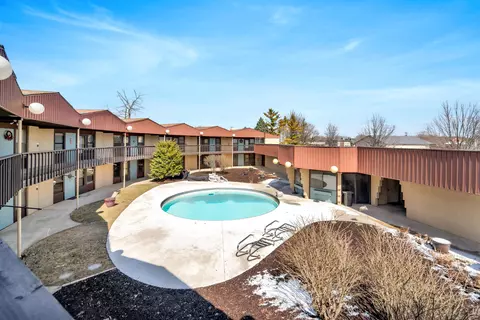 1221 S Van Dyke Rd #2C, Appleton, WI 54914
