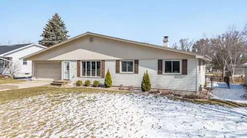 1570 Lindale Ln, Ashwaubenon, WI 54313