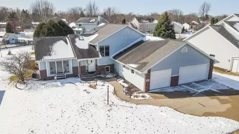 2671 Village Ln, Oshkosh, WI 54904