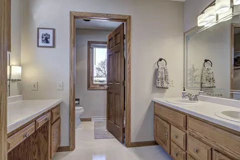 Bath - 2417 S Matthias St, Appleton, WI 54915 photo 2 of 3