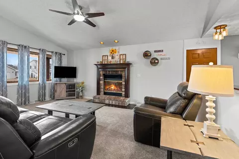 Living - 2837 Schaefer Cir, Appleton, WI 54915 photo 2 of 4