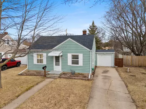 1016 Thrush St, Green Bay, WI 54303