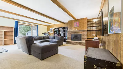 Living - 3119 N Peachtree Ln, Appleton, WI 54911 photo 2 of 3