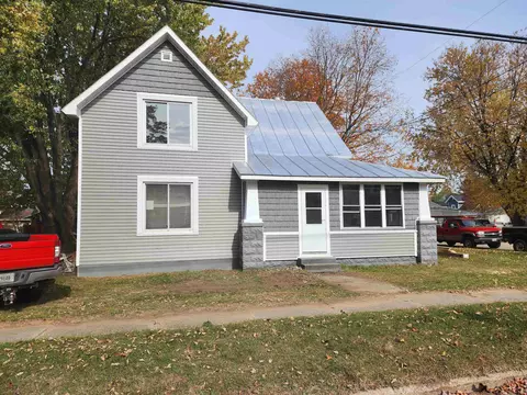 216 E Alfred St, Weyauwega, WI 54983