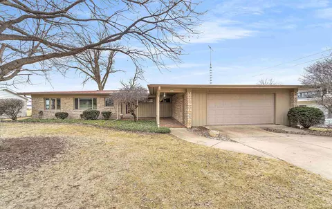 1015 Bay Shore Dr, Oshkosh, WI 54901