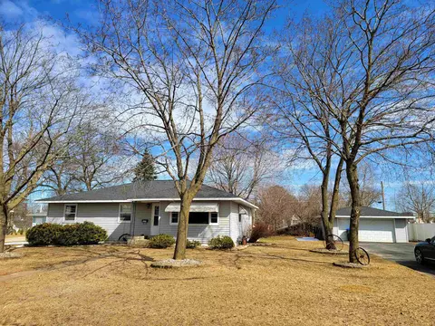 1610 Lawrence St, New London, WI 54961