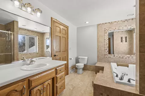 Bath - 927 Pinecrest Rd, Howard, WI 54313 photo 3 of 7