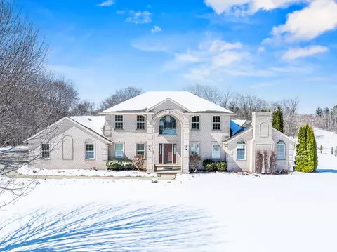 927 Pinecrest Rd, Howard, WI 54313