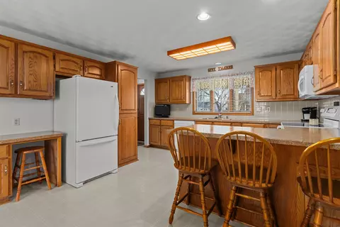 Kitchen - 208 W Wildplum Ct, Appleton, WI 54913 photo 3 of 4