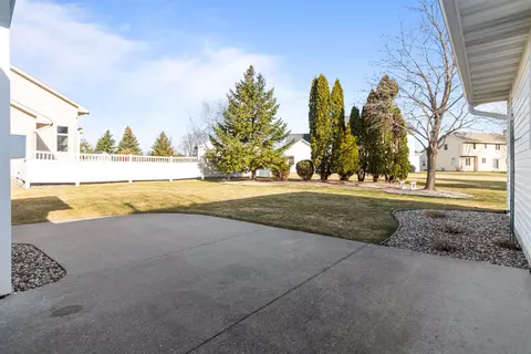 Exterior - 208 W Wildplum Ct, Appleton, WI 54913 photo 4 of 9