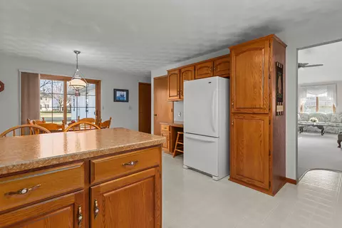 Kitchen - 208 W Wildplum Ct, Appleton, WI 54913 photo 4 of 4