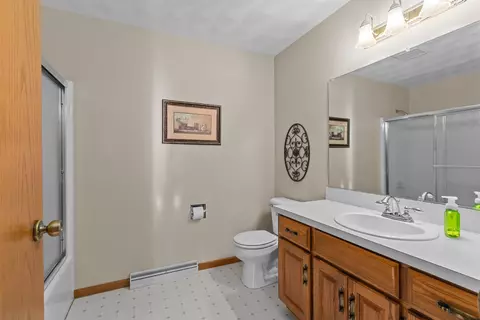 Bath - 208 W Wildplum Ct, Appleton, WI 54913 photo 3 of 3