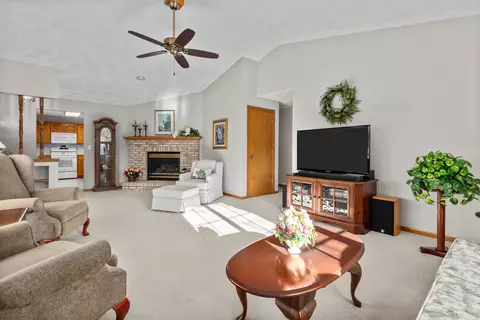 Living - 208 W Wildplum Ct, Appleton, WI 54913 photo 2 of 2
