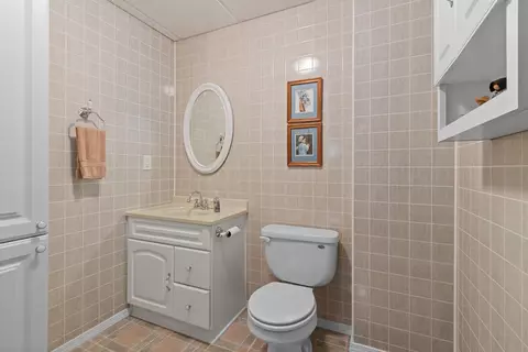 Bath - 208 W Wildplum Ct, Appleton, WI 54913 photo 1 of 3