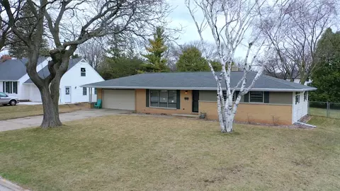 405 E Briar Ln, Green Bay, WI 54301