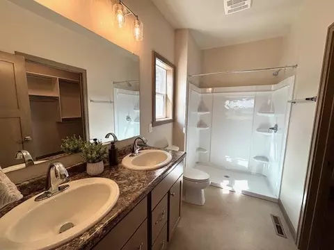 Bath - 1200 S Jade Dr, Appleton, WI 54915 photo 2 of 3
