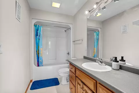 Bath - w2525 Clover Downs Court, Appleton, WI 54915 photo 2 of 6