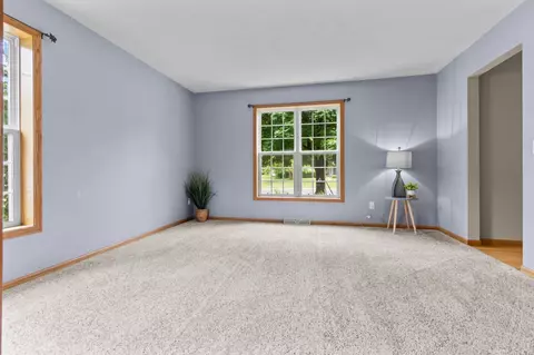 Living - w6050 Strawflower Drive, Appleton, WI 54915 photo 2 of 7