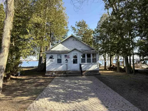 w4586 West Buss Drive, Cecil, WI 54111