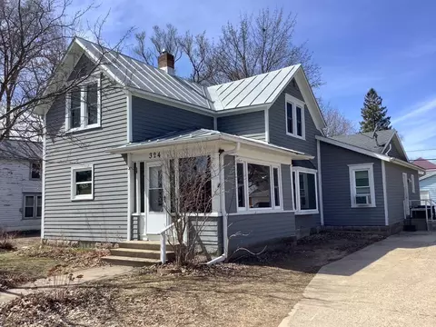324 5th St, Waupaca, WI 54981