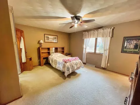 Bedroom - 2413 W Roselawn Dr, Appleton, WI 54914 photo 5 of 9