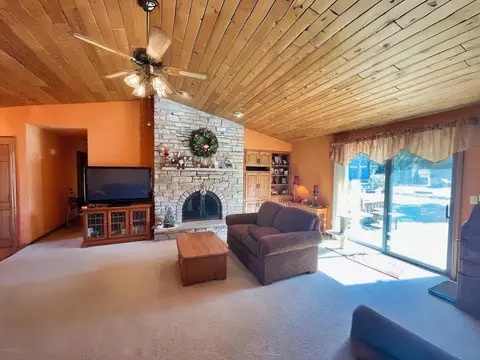 Living - 2413 W Roselawn Dr, Appleton, WI 54914 photo 4 of 6