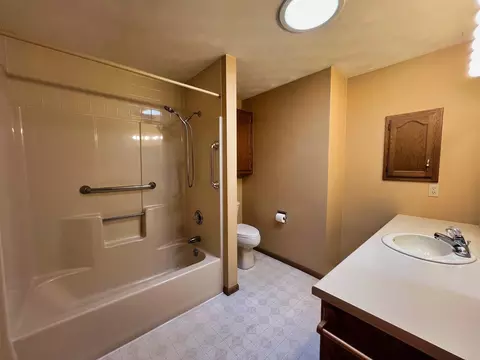Bath - 2413 W Roselawn Dr, Appleton, WI 54914 photo 2 of 3