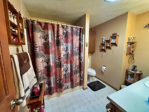 Bath - 2413 W Roselawn Dr, Appleton, WI 54914 photo 1 of 3