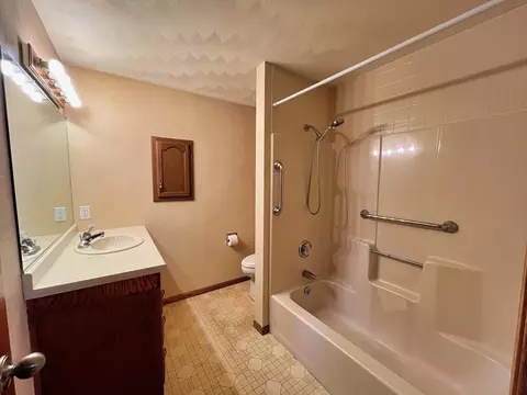 Bath - 2413 W Roselawn Dr, Appleton, WI 54914 photo 3 of 3