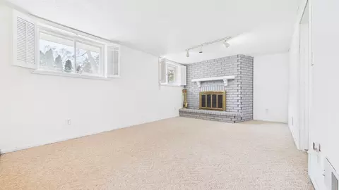 Living - 418 S Midpark Dr, Appleton, WI 54915 photo 6 of 7