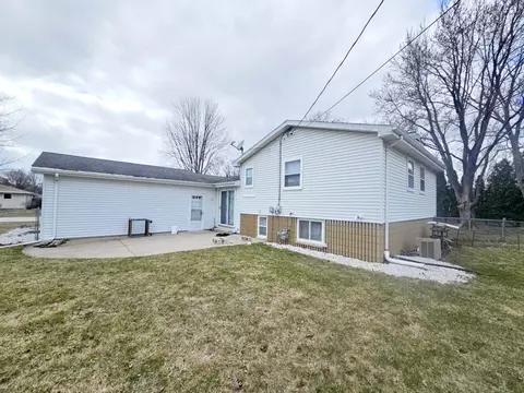 Exterior - 418 S Midpark Dr, Appleton, WI 54915 photo 3 of 5