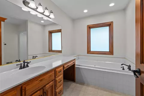 Bath - w6181 Long Court, Appleton, WI 54914 photo 2 of 5