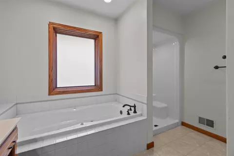 Bath - w6181 Long Court, Appleton, WI 54914 photo 3 of 5