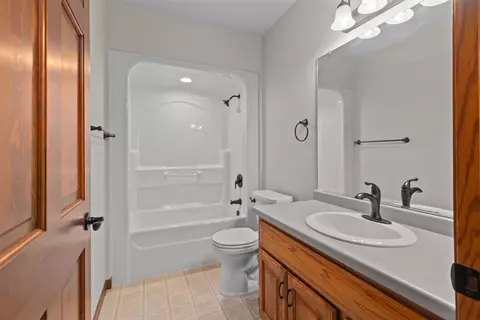 Bath - w6181 Long Court, Appleton, WI 54914 photo 5 of 5