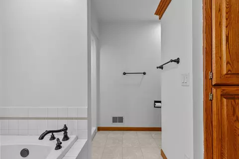 Bath - w6181 Long Court, Appleton, WI 54914 photo 4 of 5