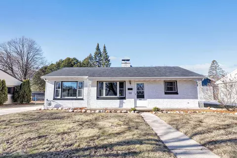 510 Clover Ln, Green Bay, WI 54301