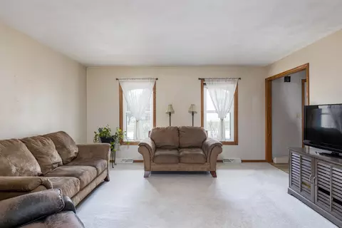 Living - 1 Diane Ln, Appleton, WI 54915 photo 2 of 5
