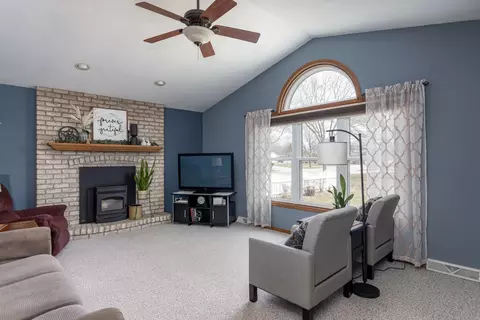 Living - 1 Diane Ln, Appleton, WI 54915 photo 5 of 5
