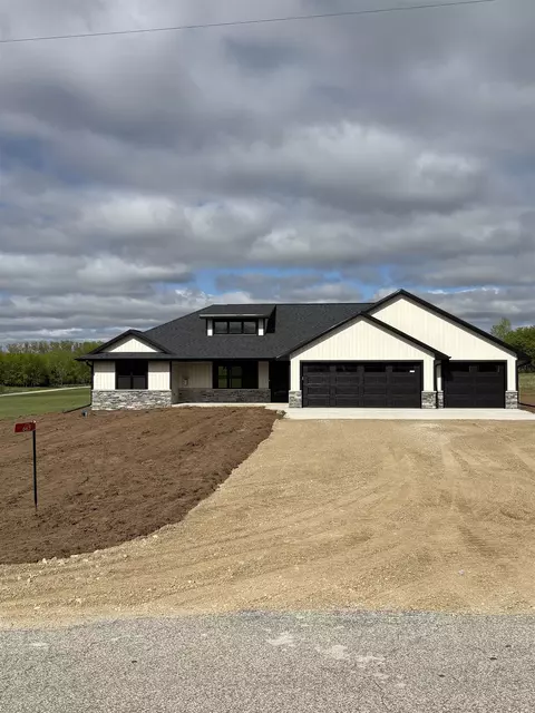 665 Kroll Rd, Pulaski, WI 54162