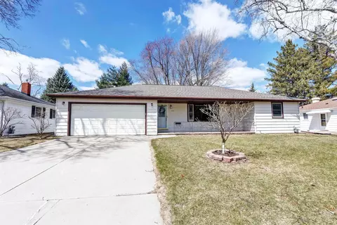 1426 Oak Ridge Dr, Green Bay, WI 54304