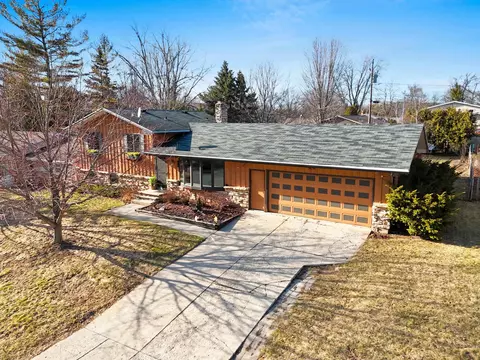 2112 Shamrock Ln, Green Bay, WI 54304