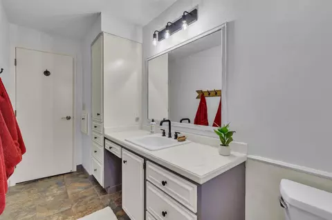 Bath - 631 E Taft Ave, Appleton, WI 54915 photo 2 of 4
