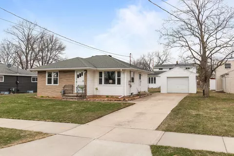 224 E 16th St, Kaukauna, WI 54130