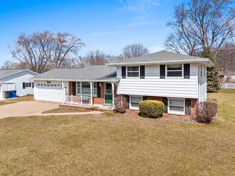 1174 Valley View Rd, Green Bay, WI 54304