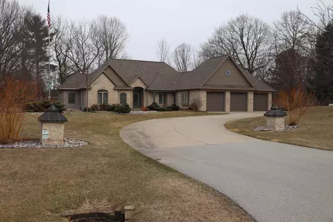2911 Hidden Lake Ln, Green Bay, WI 54313