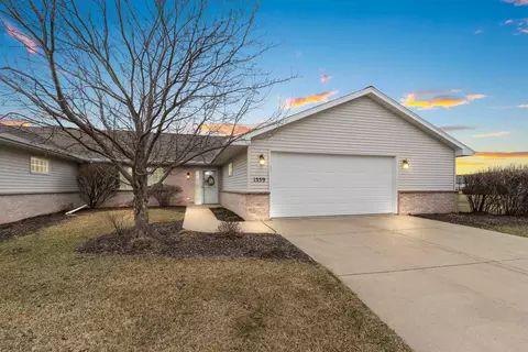 1559 River Pines Dr, Green Bay, WI 54311