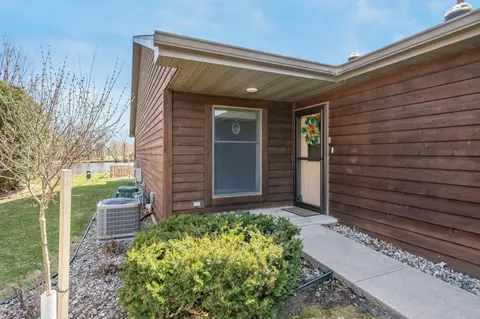 810 E River Dr #10, Omro, WI 54963